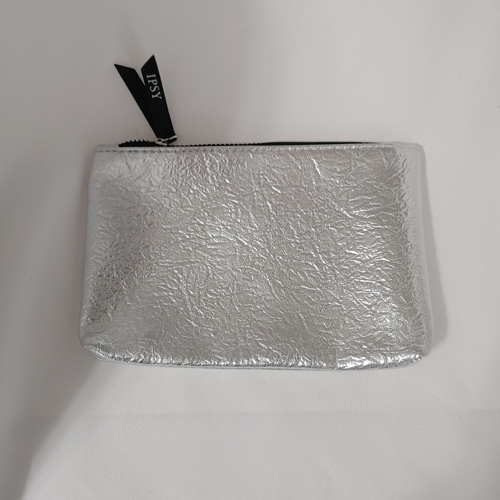 🏷️ Silver Metallic Makeup Bag